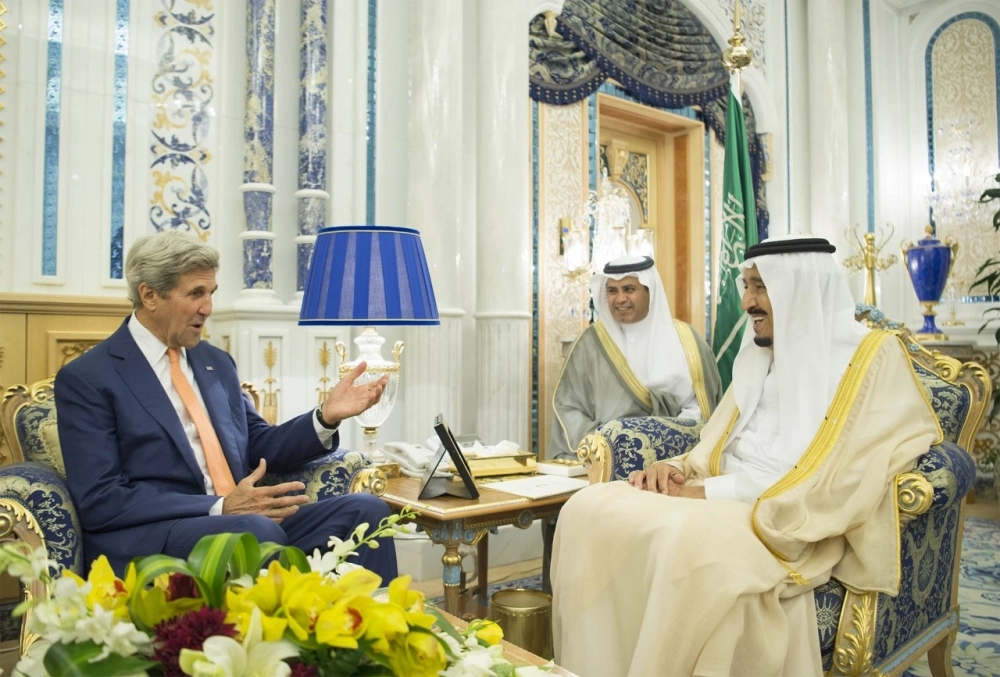 الملك سلمان لدى لقائه جون كيري (بندر الجلعود) 