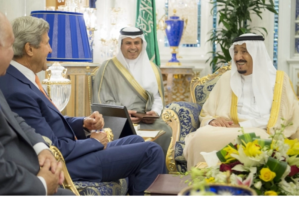 الملك سلمان لدى لقائه جون كيري والوفد المرافق له في مكتبه بقصر السلام بجدة (بندر الجلعود)
