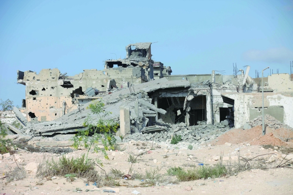 مبان دمرت خلال اشتباكات بين القوات الليبية وداعش في سرت (رويترز)