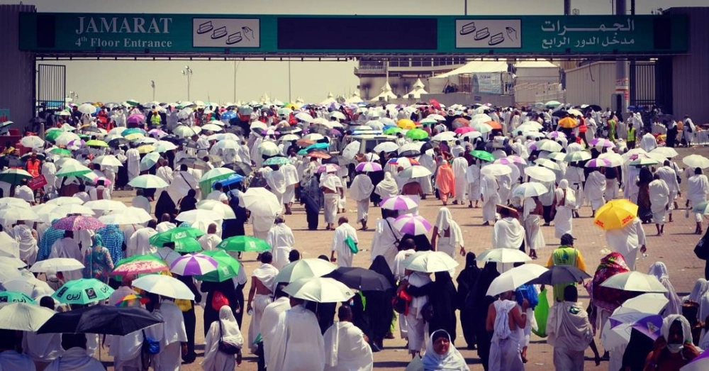  حجاج يستخدمون المظلات لتجنب أشعة الشمس الموسم الماضي          (مكة) 