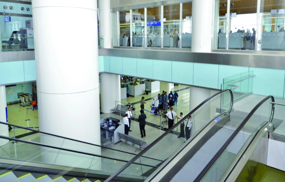 موظفو جمارك يؤدون عملهم داخل أحد المطارات (مكة)