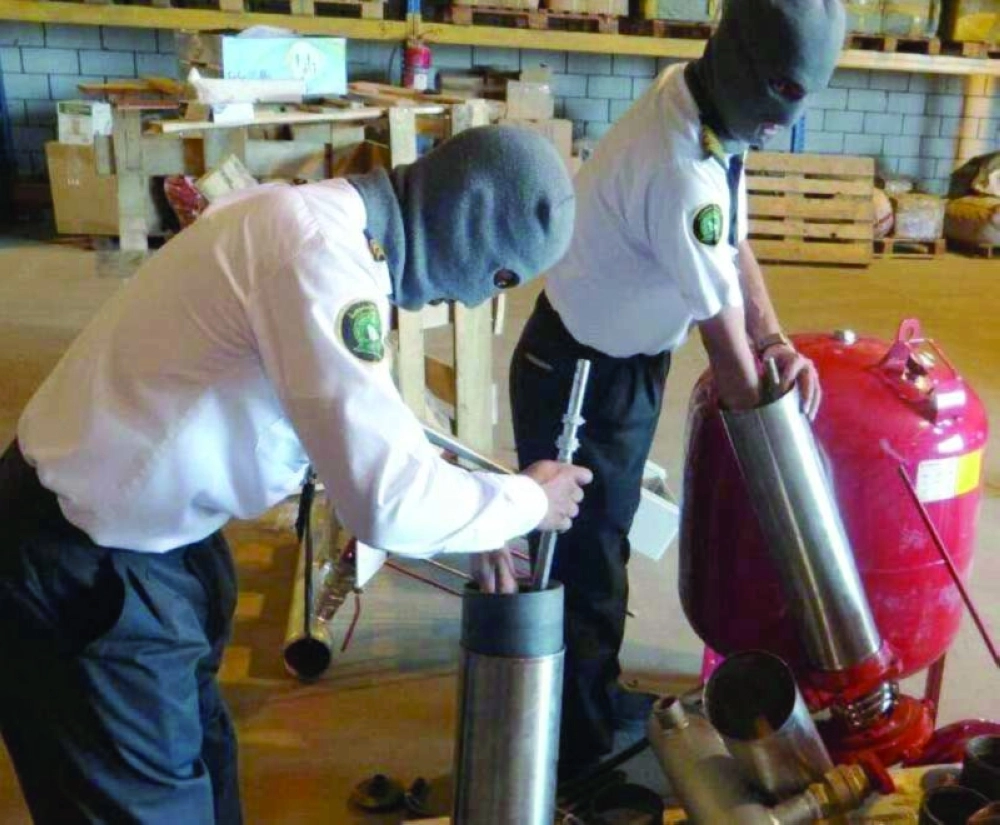 موظفا جمارك خلال ضبط مهربات في مطار جدة              (مكة)