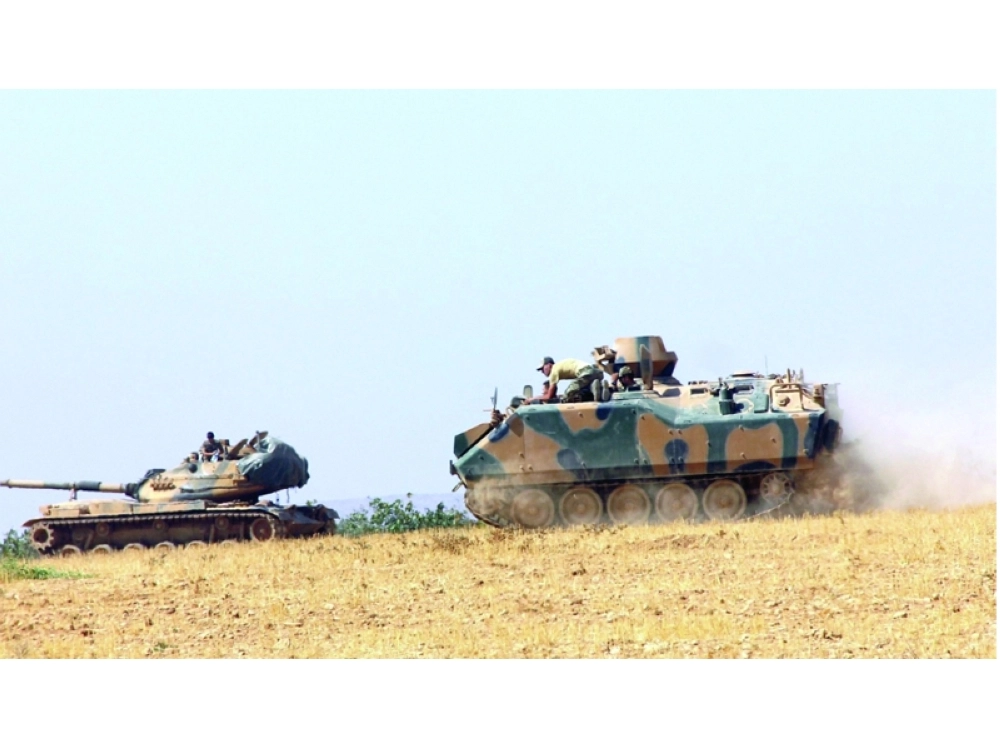 قوات تركية تتمركز قرب الحدود مع سوريا                    (أ ف ب)