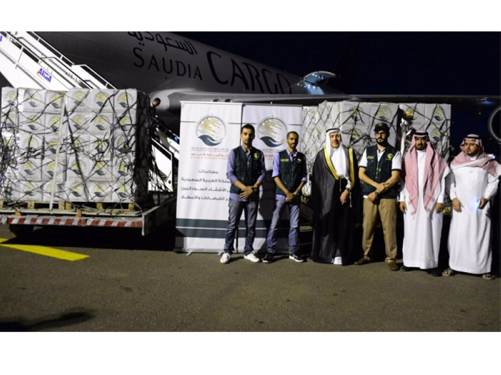 المساعدات لدى وصولها للخرطوم   (واس) 