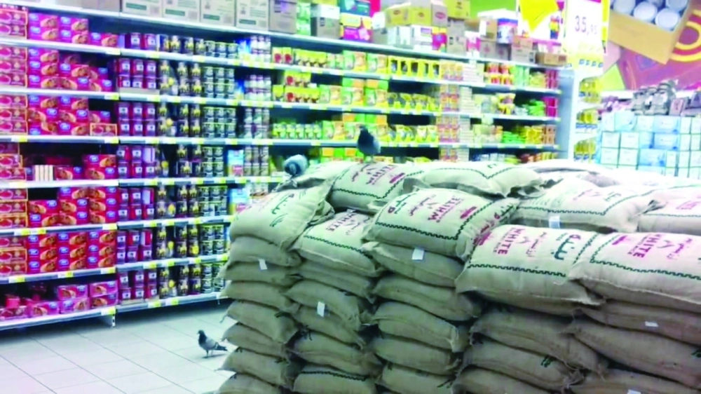 عبوات من الأرز داخل محل تجاري                            ( مكة )