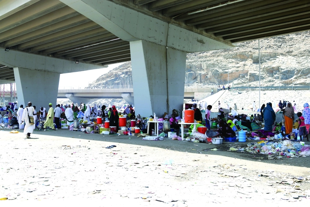 بائعون جائلون وضعوا بضائعهم تحت كبري في مشعر منى                      (مكة)