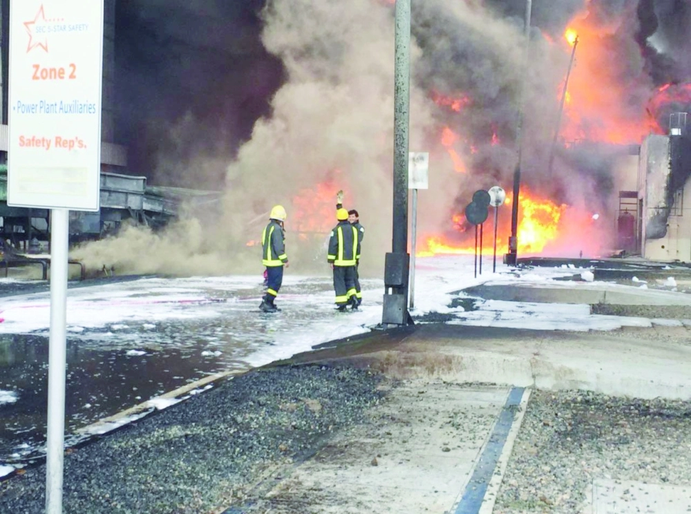 رجال الدفاع المدني في نجران يخمدون الحريق بالمحول الكهربائي الذي نتج عن مقذوف حوثي أمس        (مكة، واس)