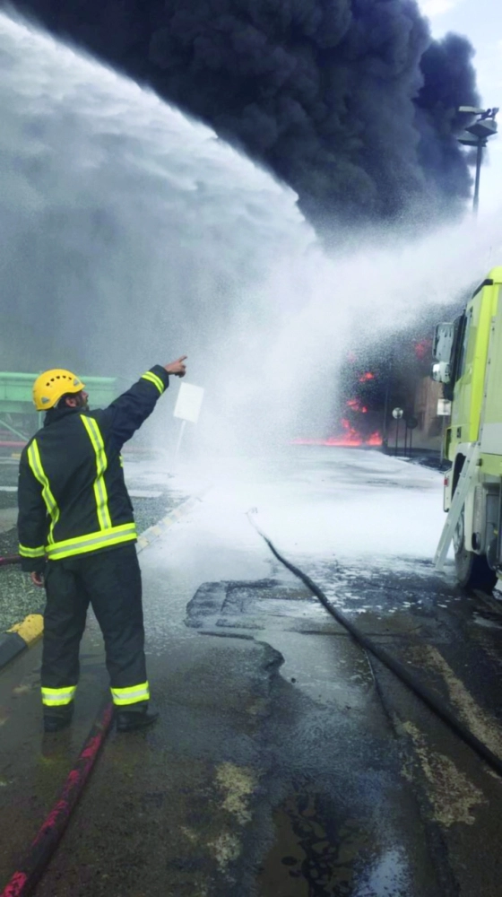 رجال الدفاع المدني في نجران يخمدون الحريق بالمحول الكهربائي الذي نتج عن مقذوف حوثي أمس        (مكة، واس)