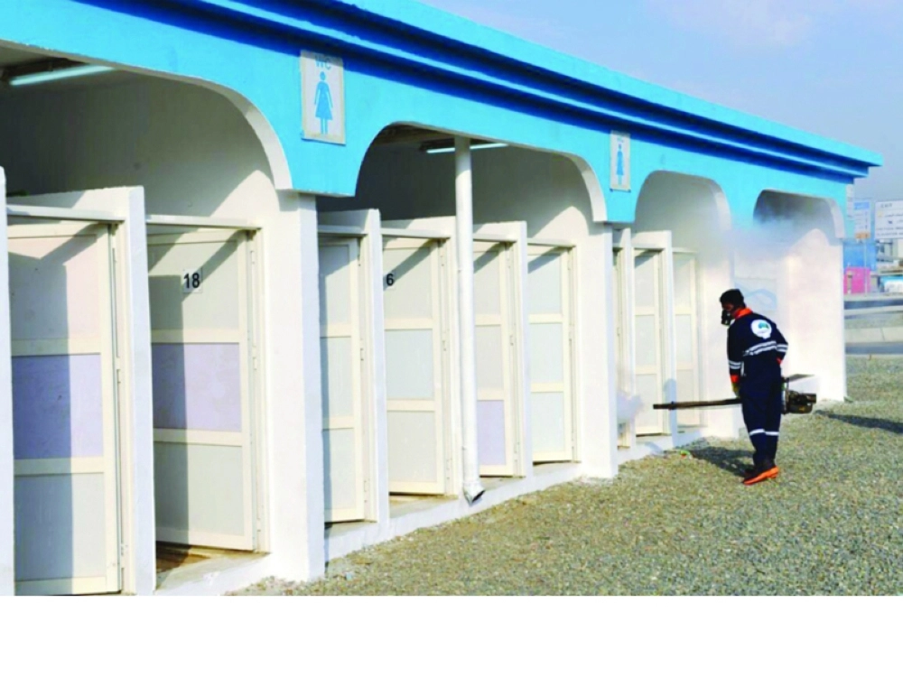 من عملية رش لدورات المياه في المشاعر (مكة)