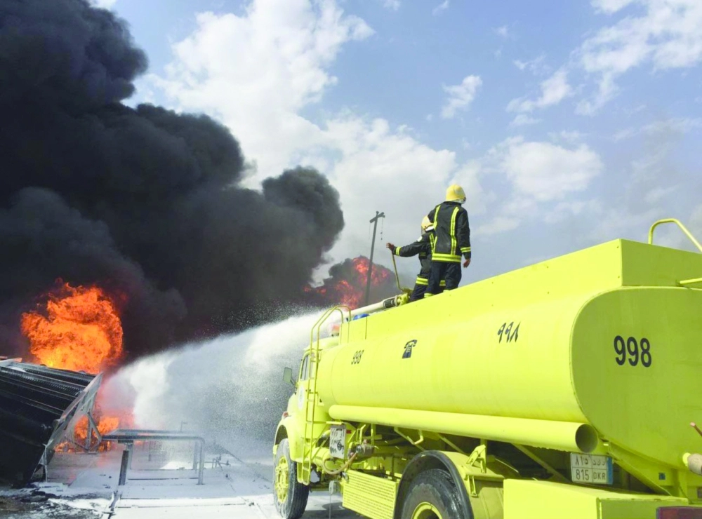 رجال الدفاع المدني يخمدون حريقا بمحطة كهرباء في نجران جراء مقذوفات من اليمن                                                                         (واس)