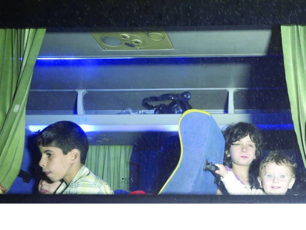 أطفال مهجرون من داريا يصلون إلى قلعة قرب حماة                           (رويترز)