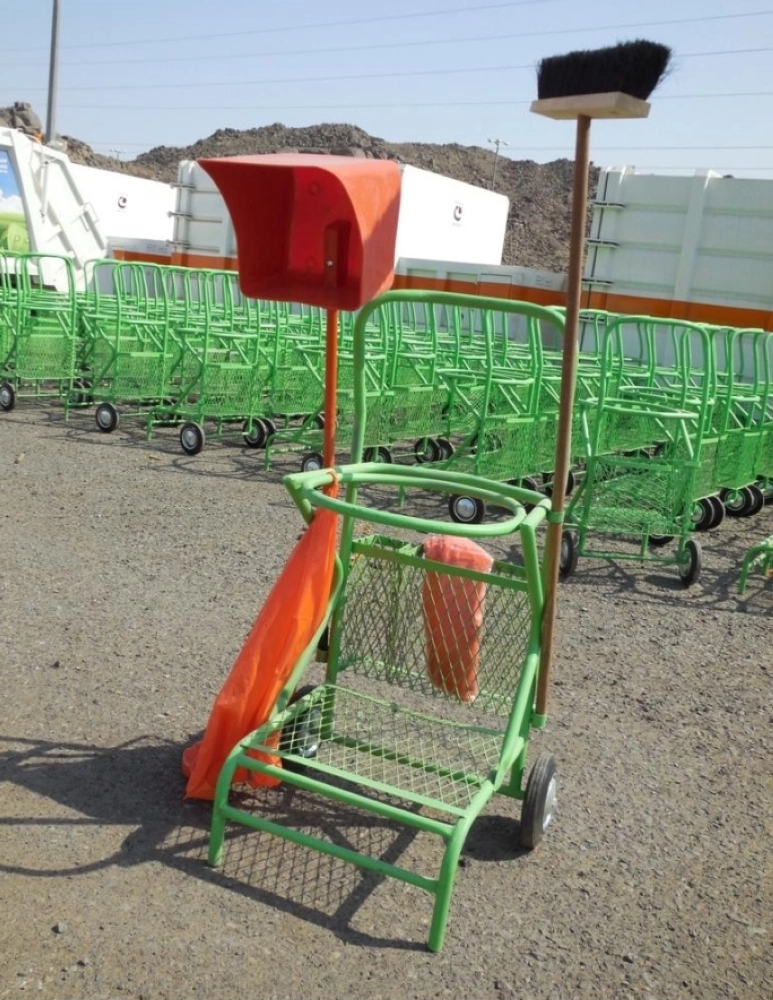 آليات البلدية للنظافة                   (واس)