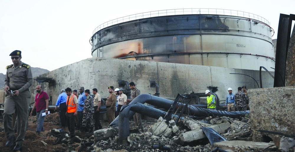 وفد من الصحفيين الدوليين يتفقد الأضرار بمحطة توليد الكهرباء في نجران، بعد يوم من تعرضها لعدوان حوثي                                                            (أ ف ب)