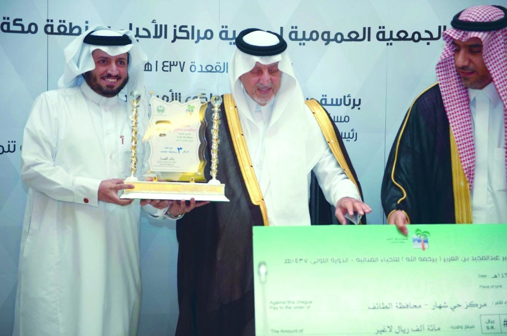 خالد الفيصل خلال تكريم الفائزين 