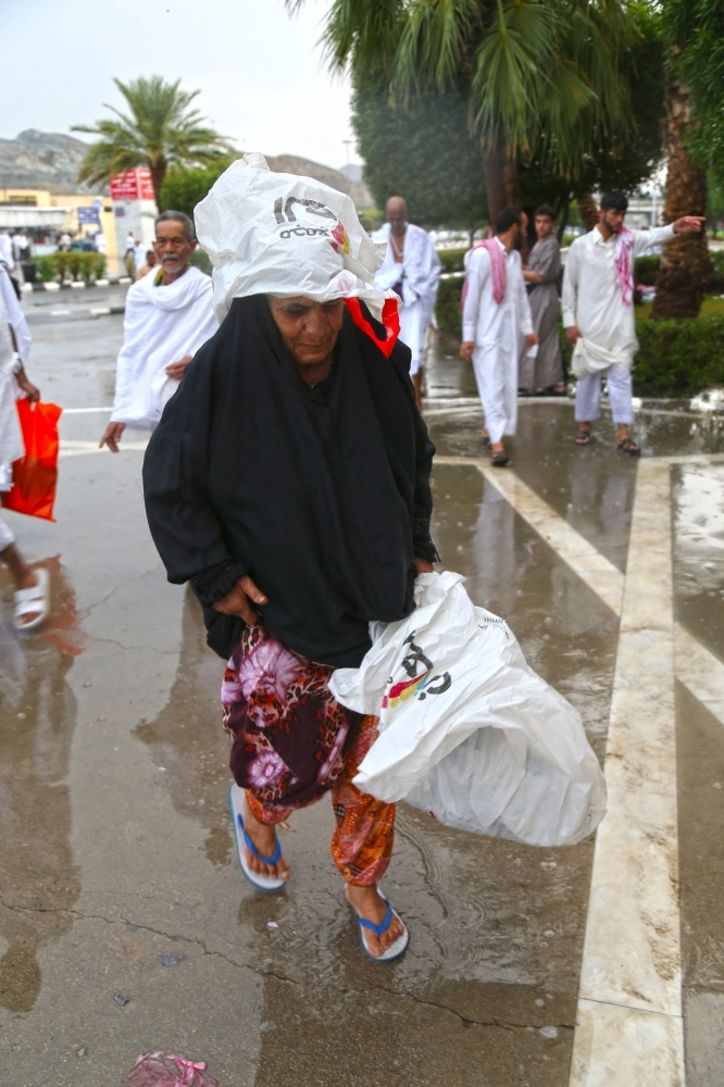 حاجة تقي نفسها من المطر (أحمد جابر)