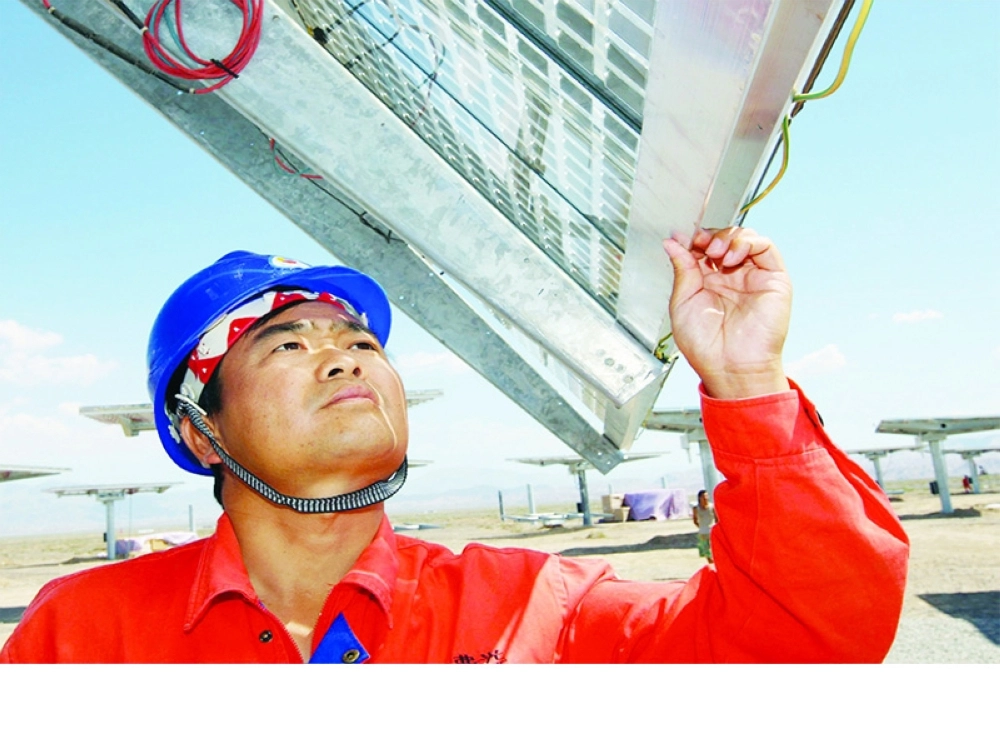 مهندس صيني أثناء تفقد خلايا شمسية                                         (مكة)