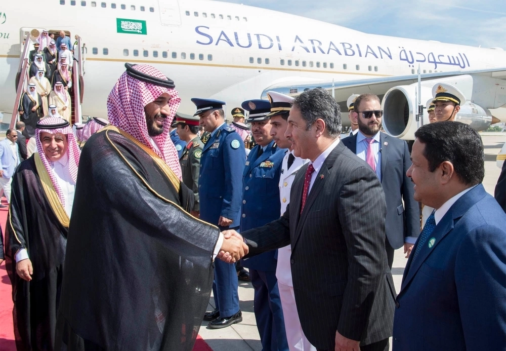 ولي ولي العهد يصافح مستقبليه في بكين (واس)