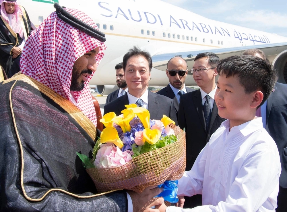 طفل صيني يقدم باقة ورد لولي ولي العهد بمطار بكين (واس)