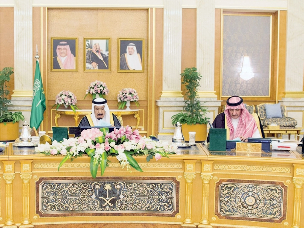     خادم الحرمين مترئسا جلسة مجلس الوزراء بحضور ولي العهد (واس)
