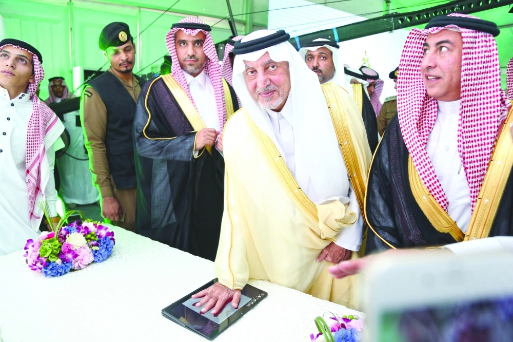 خالد الفيصل خلال تدشينه مشروع إعاشة عرفات الجديد       (أحمد جابر)