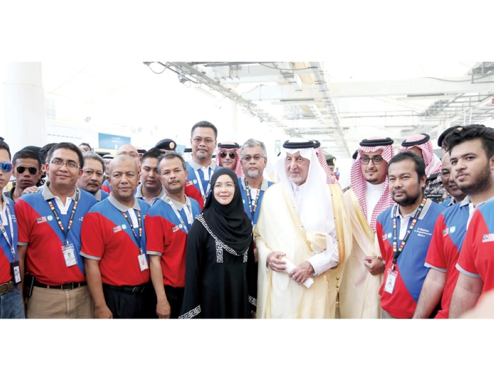 الفيصل خلال جولته في المشاعر أمس (أحمد جابر)
