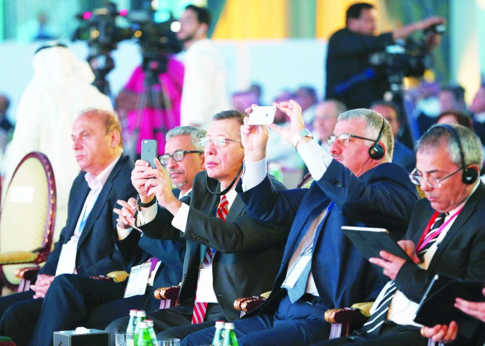 عدد من المتحدثين والحضور في المؤتمر الوزاري العالمي للطيران المدني              (زياد الرزيزاء)