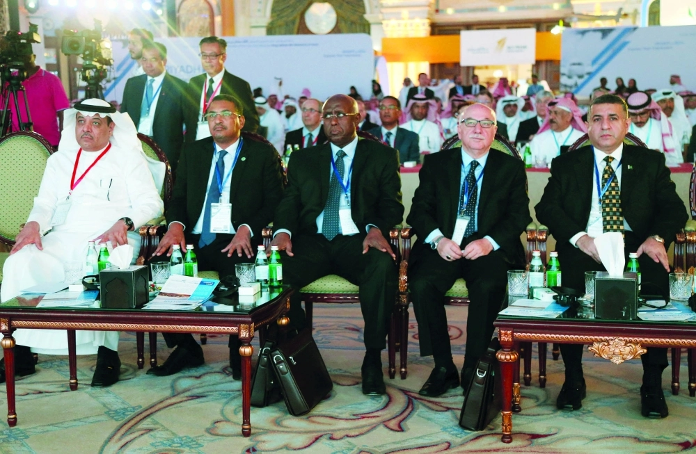 عدد من المتحدثين والحضور في المؤتمر الوزاري العالمي للطيران المدني              (زياد الرزيزاء)