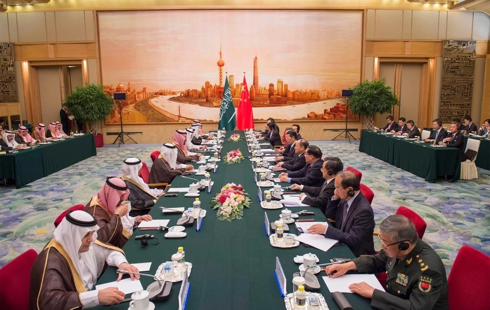 جانب من الاجتماع بحضور عدد من المسؤوليين في البلدين (واس)