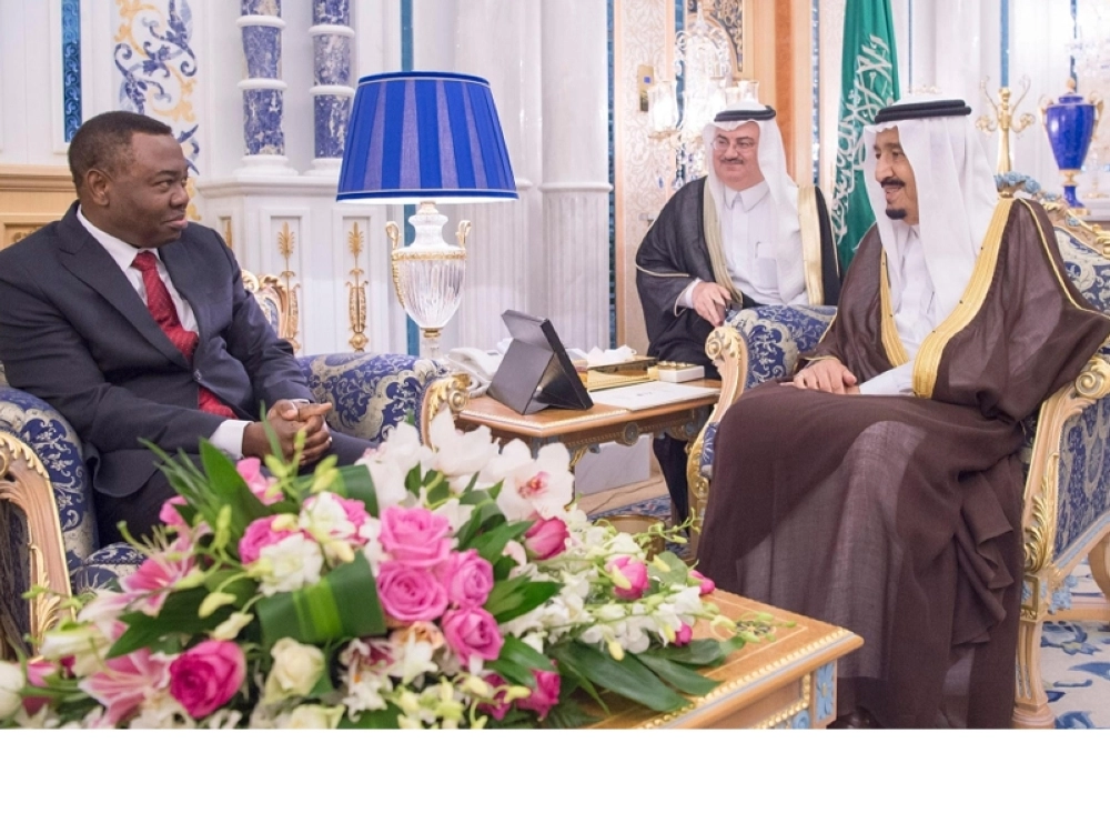 الملك سلمان بن عبدالعزيز خلال استقباله أولومويا بينارد أليو  (واس)