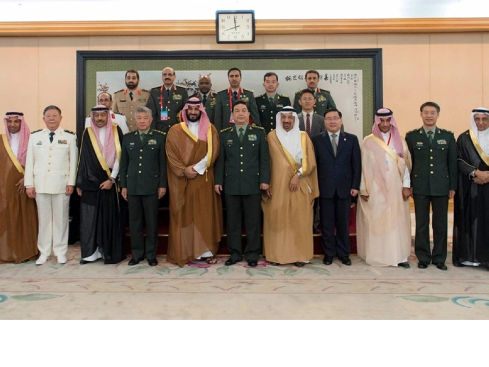 ولي ولي العهد متوسطا صورة تذكارية للوفدين (واس)