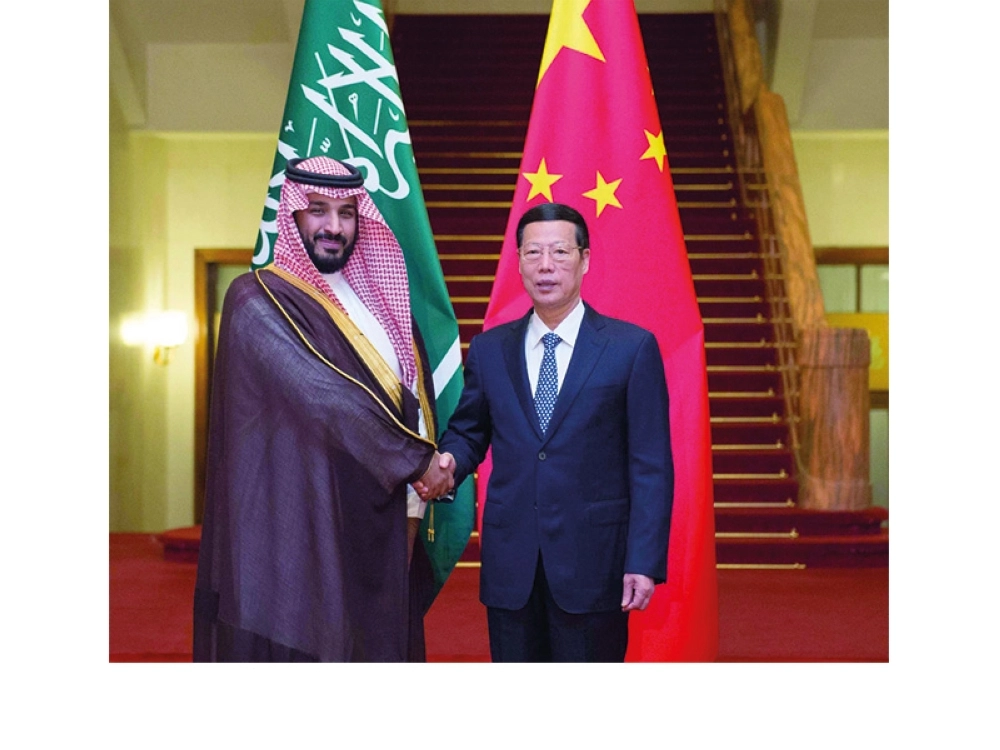 ولي ولي العهد يصافح نائب رئيس الوزراء الصيني          (واس)