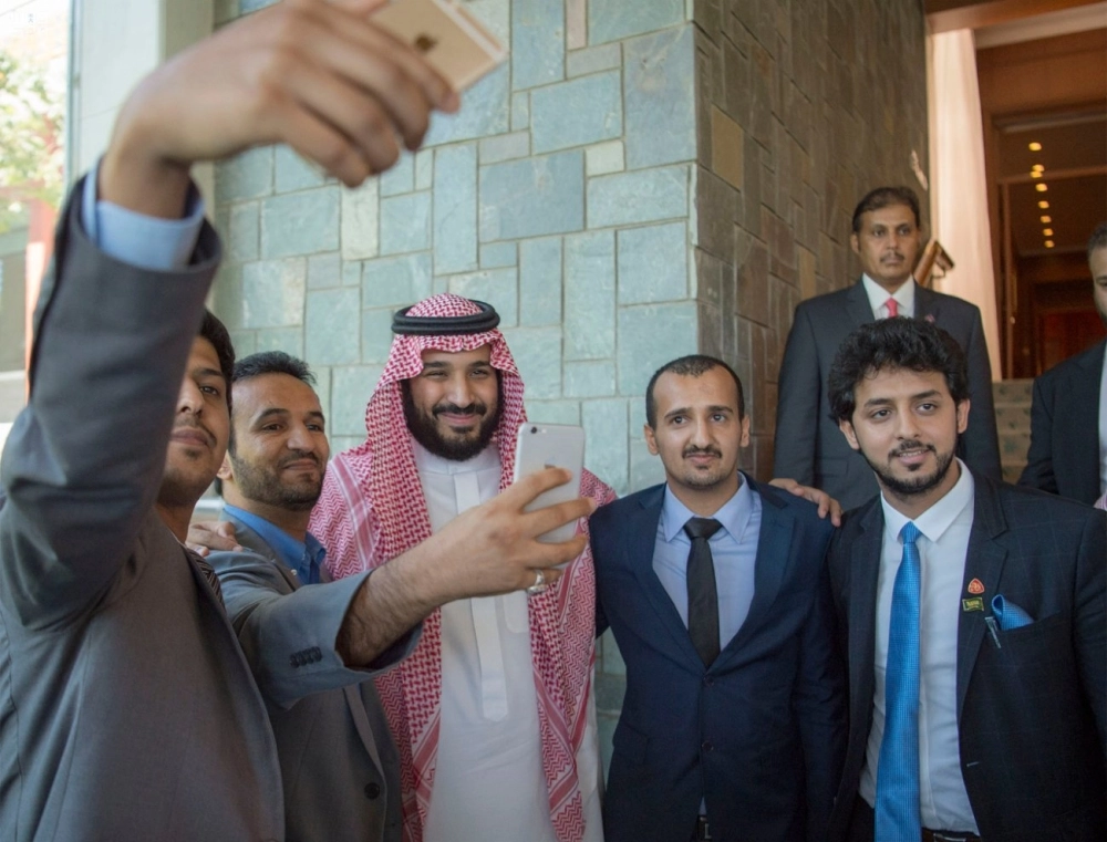 الأمير محمد بن سلمان في سيلفي مع عدد من الطلبة (واس)