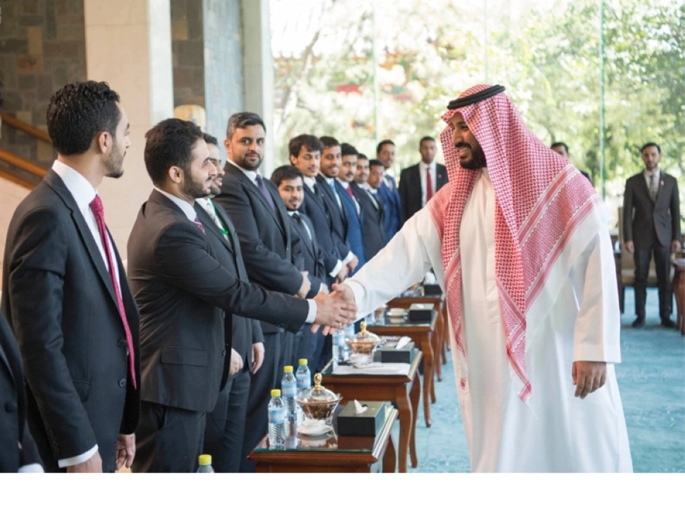 ولي ولي العهد يصافح الطلاب في مقر إقامته في الصين  (واس)