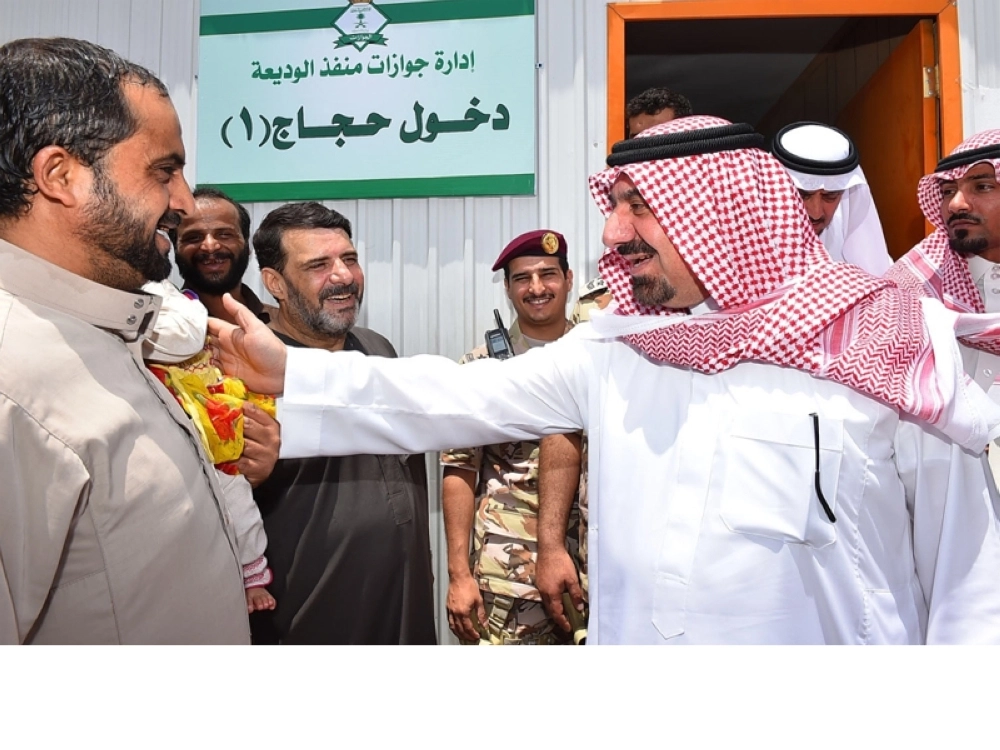 جلوي بن عبدالعزيز مداعبا طفلة أحد الحجاج   (مكة)