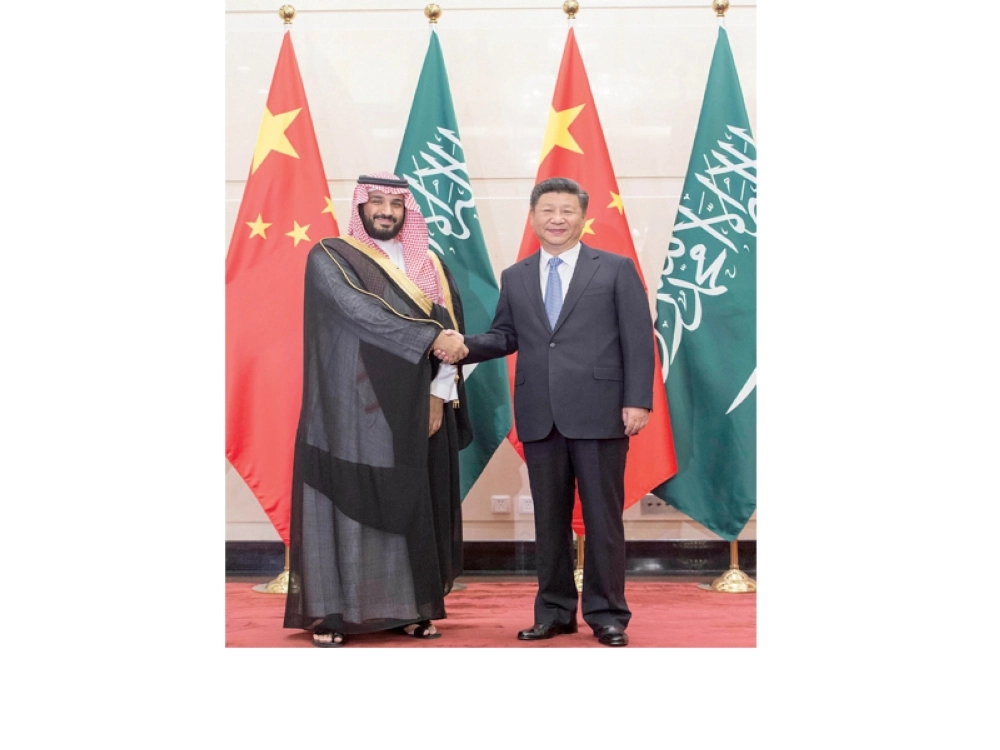 ولي ولي العهد مصافحا الرئيس الصيني في بكين أمس (بندر الجلعود) 