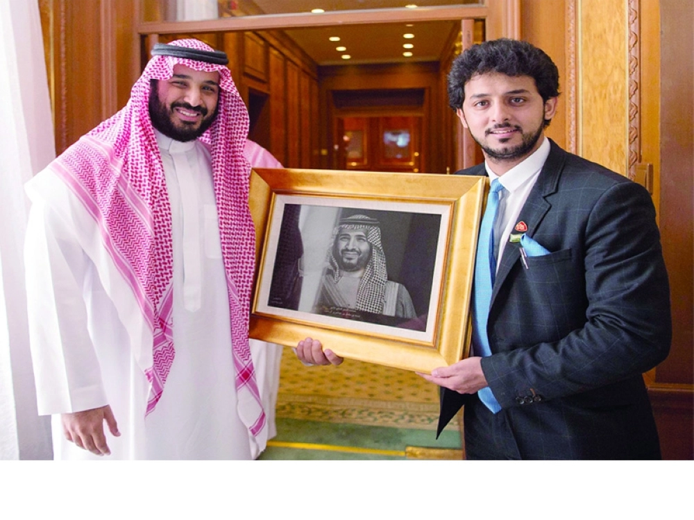 .. ويتسلم هدية تذكارية  