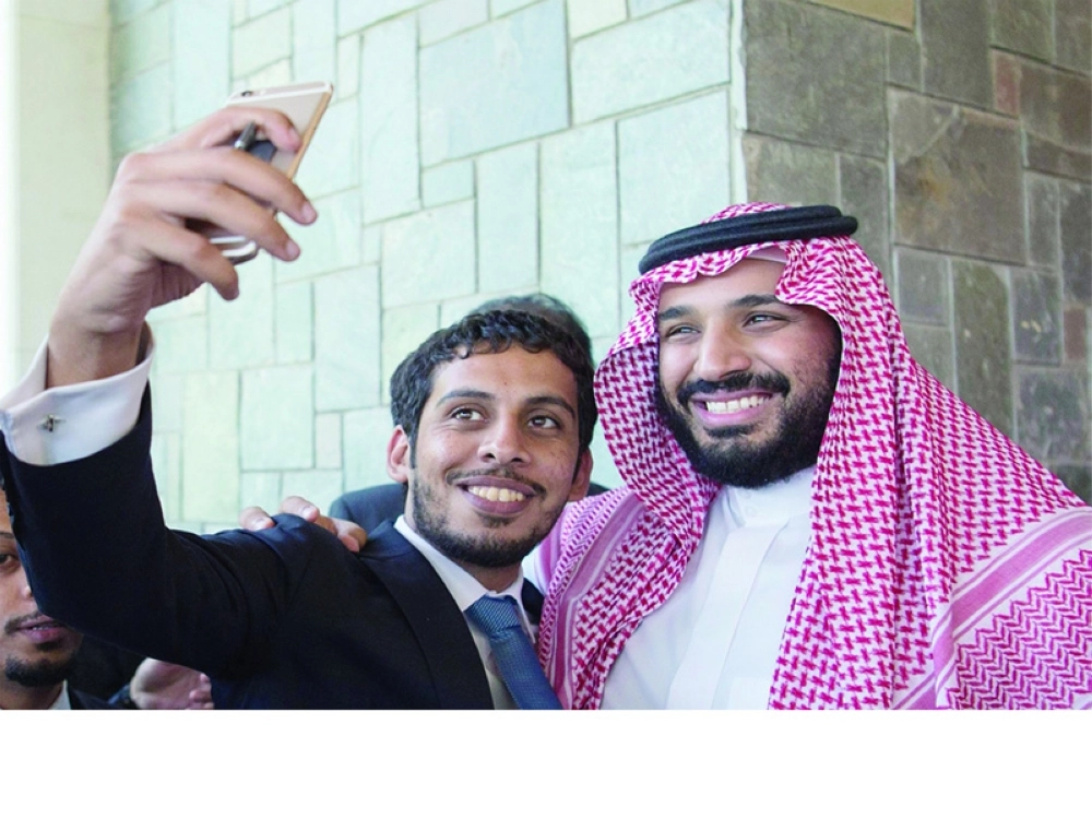 ولي ولي العهد يلبي رغبة المبتعثين بالتقاط السيلفي
