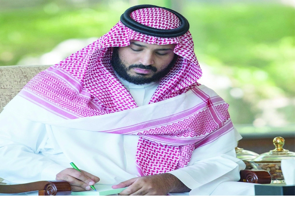 الأمير محمد بن سلمان أثناء تدوين الملاحظات