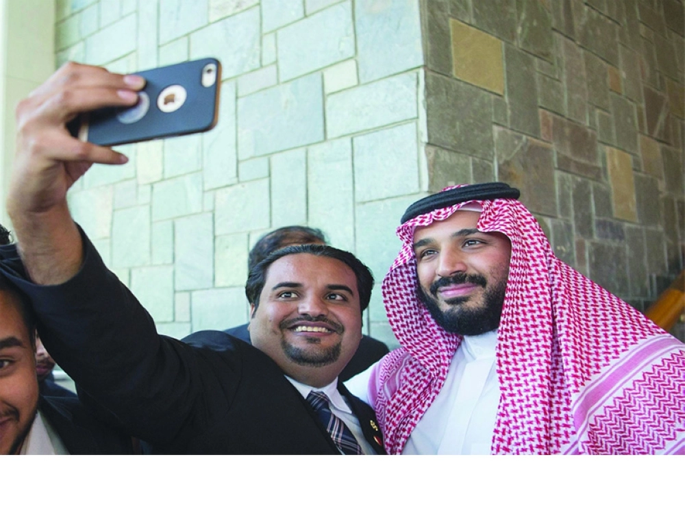 أحد الطلبة يلتقط صورة مع ولي ولي العهد (مكة)