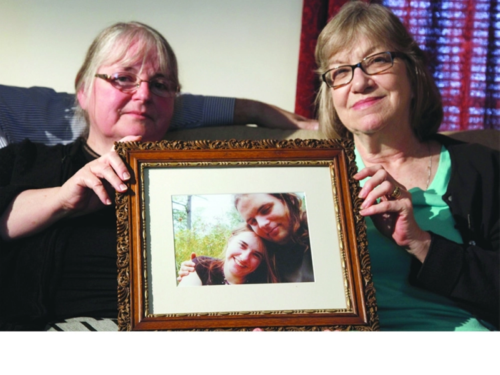 والدتا الأسيرين تعرضان صورتهما