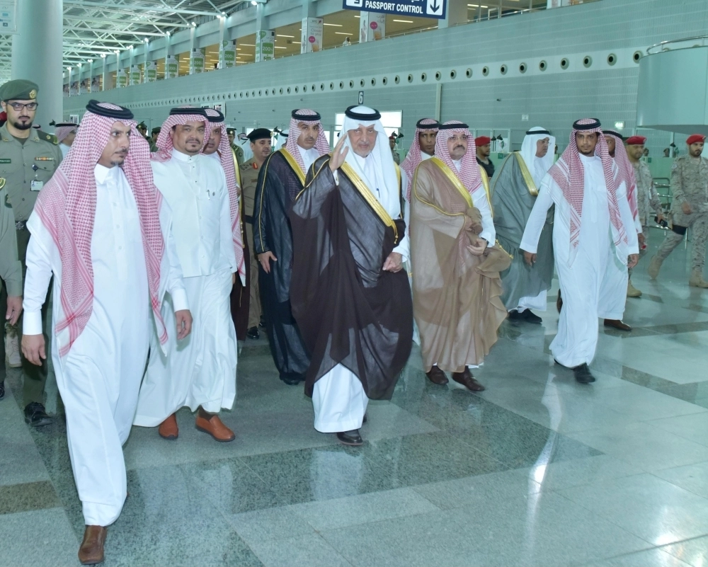خالد الفيصل مطلعا على الخدمات المقدمة خلال الجولة (مكة)