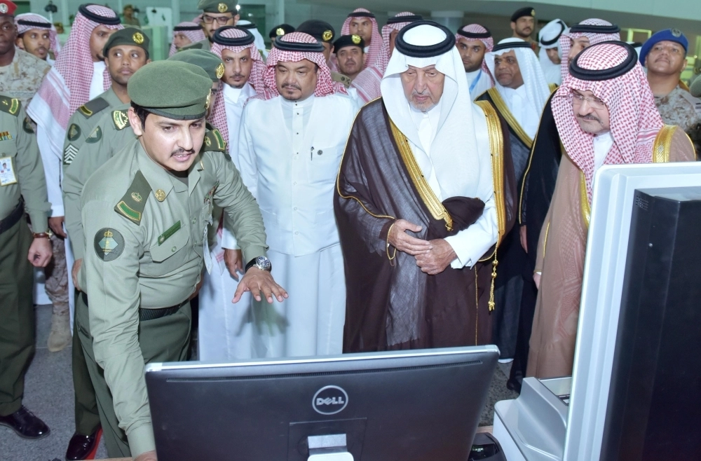 خالد الفيصل مطلعا على الخدمات المقدمة خلال الجولة (مكة) 