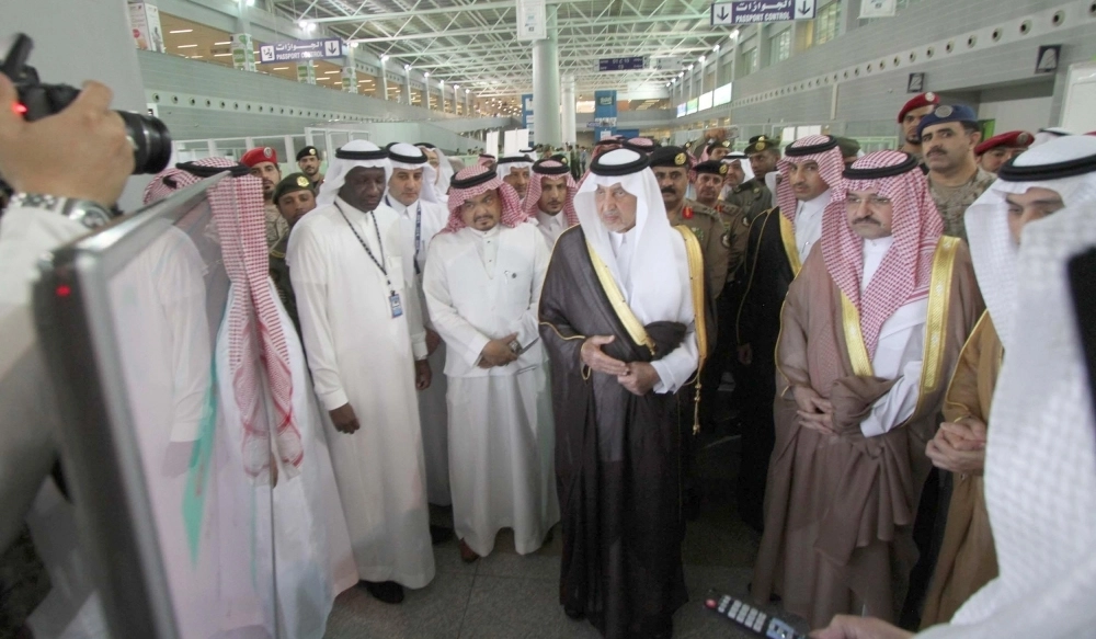 خالد الفيصل مطلعا على الخدمات المقدمة خلال الجولة (مكة)     