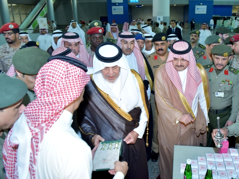 خالد الفيصل مطلعا على الخدمات المقدمة خلال الجولة (مكة) 