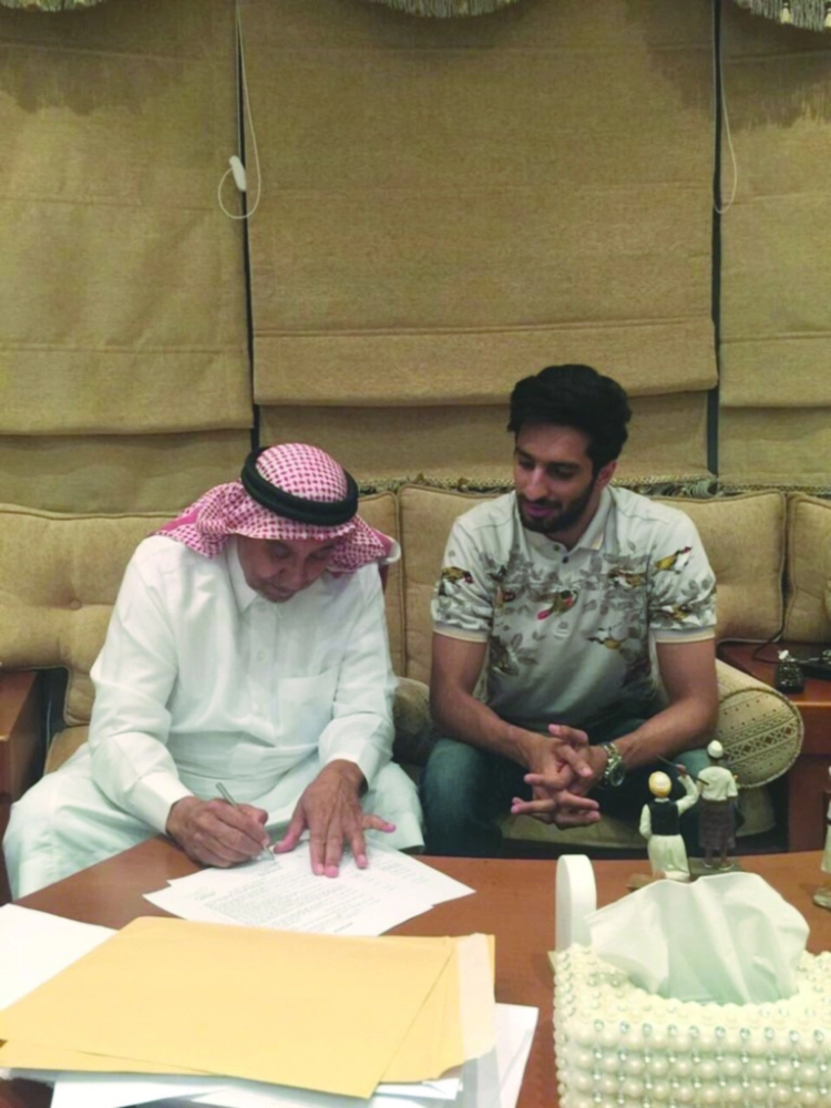 يوقع عقد انتقال اللاعب فهد الأنصاري