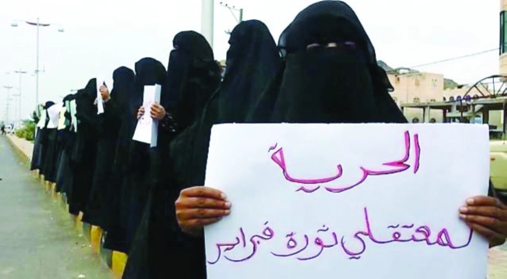 طابور من النساء المطالبات بالإفراج عن المعتقلين بصنعاء (مكة) 