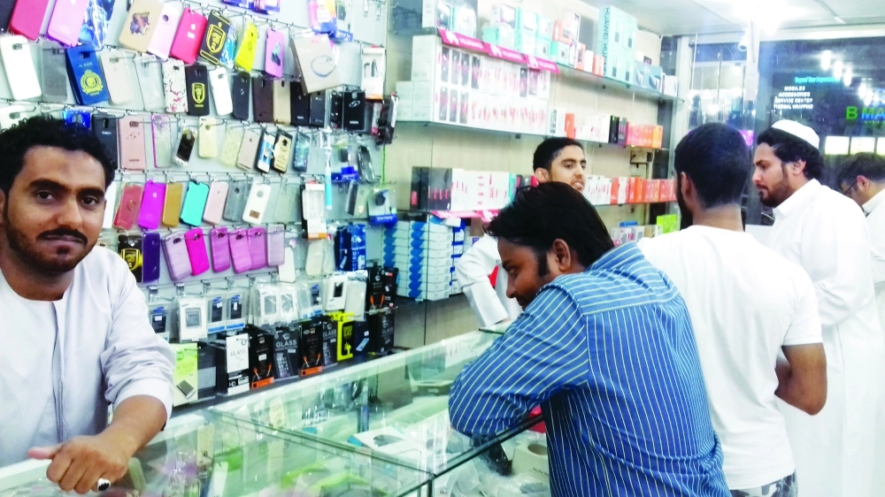 مواطنون في محل لبيع الجوالات بالدمام                                (مكة)