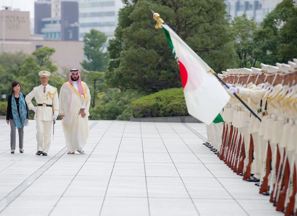 وخلال استعراض حرس الشرف وعزف السلام الوطني للبلدين (بندر الجلعود) 