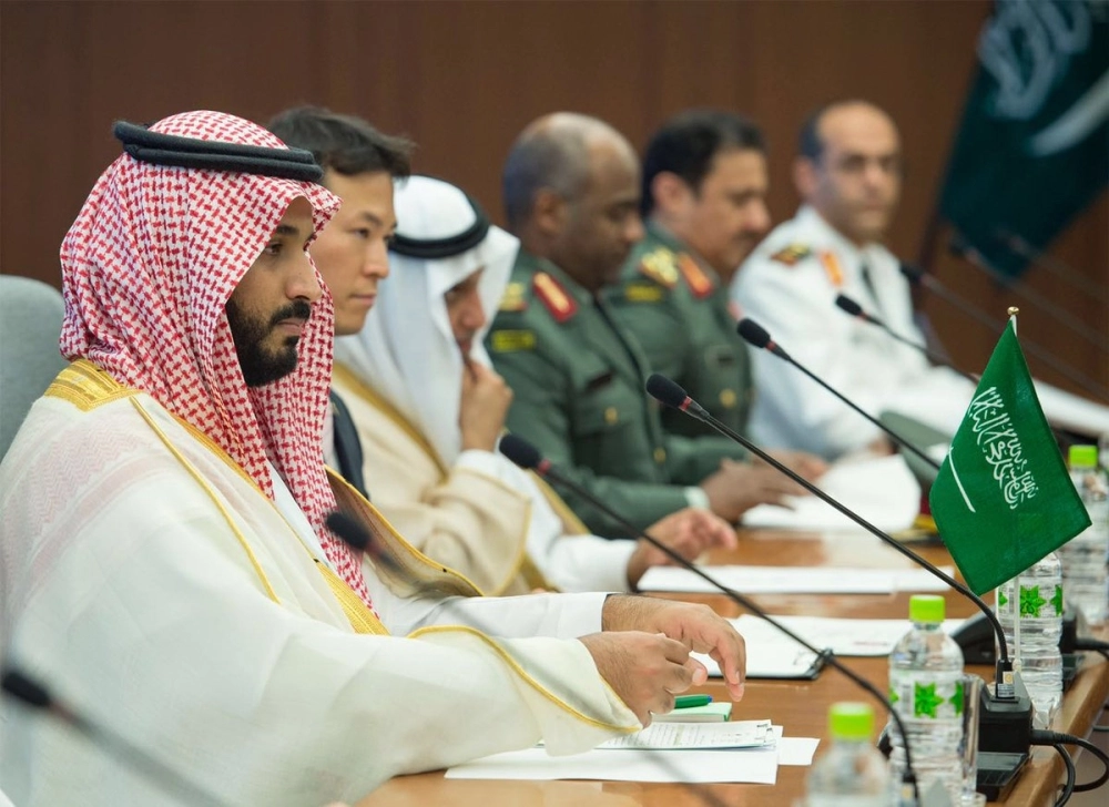 الأمير محمد بن سلمان خلال الاجتماع  (بندر الجلعود) 