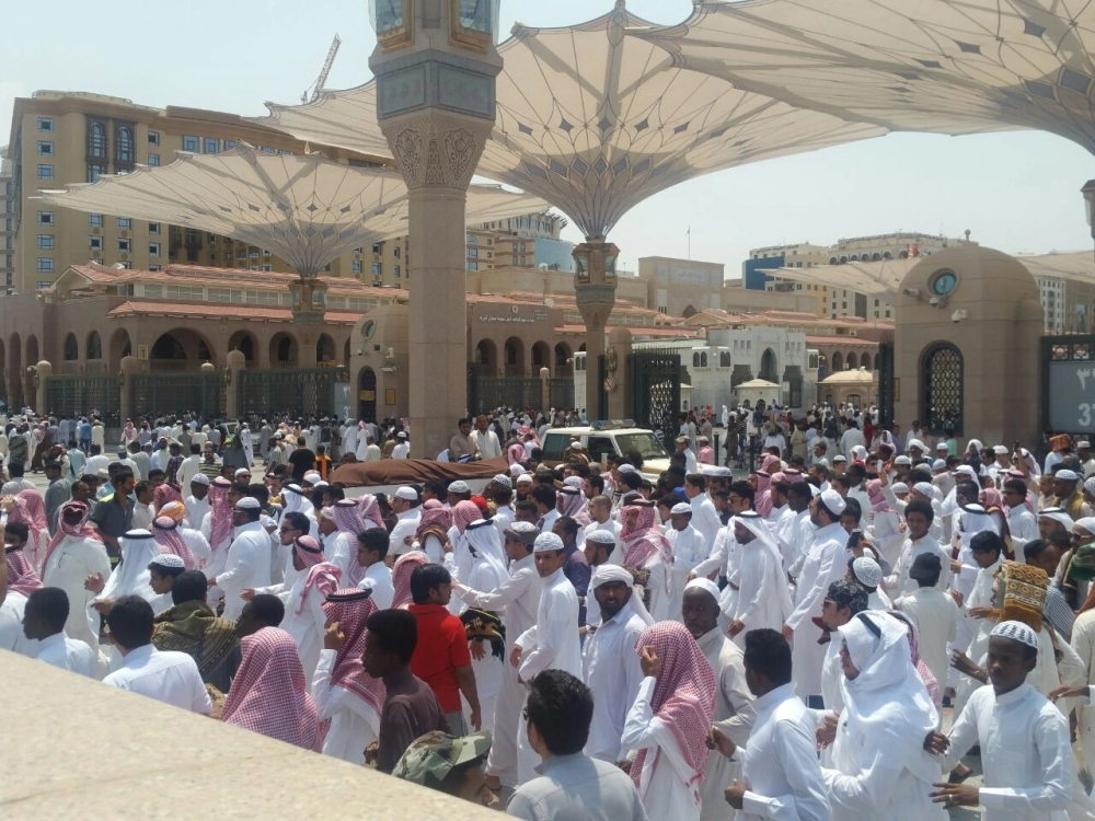  مشيعون يحملون الجثمان في المسجد النبوي (محمد عبداللطيف)